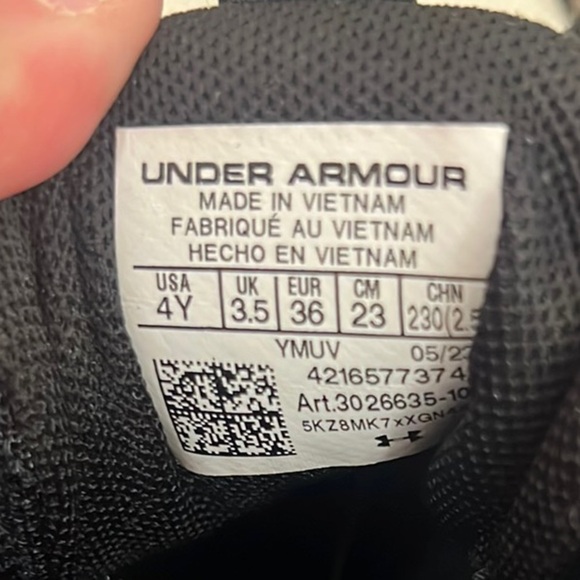 Under Armour Boys Black and Gold Basketball Shoes, 4Y - Picture 4 of 5